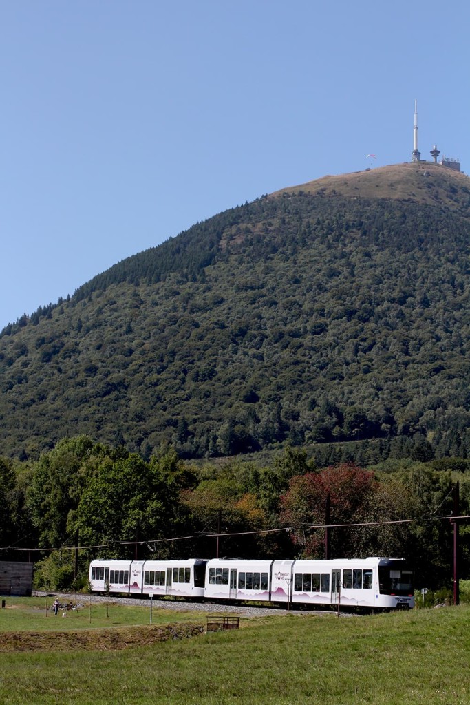 Puy-de-dome depuis la vallée avec le Panoramique des domes