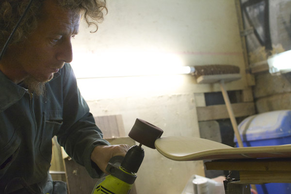 Eric de Bordza fabrique une board dans son atelier