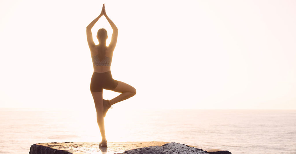 Une Femme En Tenue De Sport Fait Du Yoga Une Femme En Bonne Santé