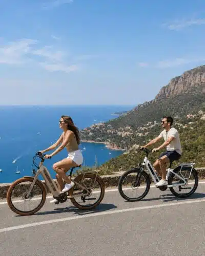 vélo électrique GABY arcade cycles 2 personnes sur une route de corniche